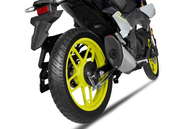 It rolls on 17-inch wheels at both ends, wrapped in 80/100-17 (front) and 110/80-17 (rear) tyres. Honda CB125 Hornet rear brake and rear tyre
